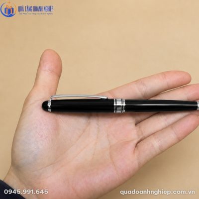 Kích thước thon gọn của bút ký BK-12 khi đặt trong lòng bàn tay người sử dụng