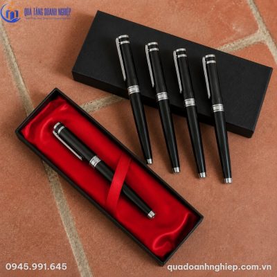 Bộ sản phẩm bút ký BK-12 đi kèm hộp đựng lót nhung đỏ sang trọng và tinh tế