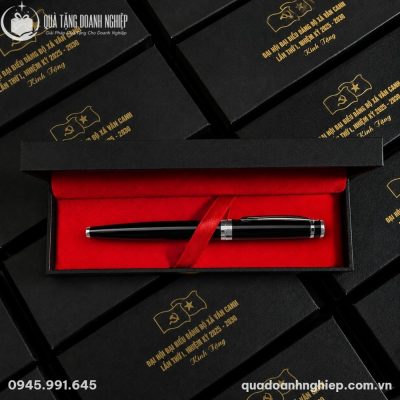 Thành phẩm bút ký BK-12 in logo đại hội sắc nét trên hộp đựng đen lót nhung đỏ
