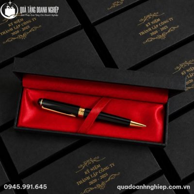 Hộp quà tặng chứa bút ký BK-0 nằm trên các hộp giấy mỹ thuật đen khắc chữ vàng kỷ niệm thành lập công ty