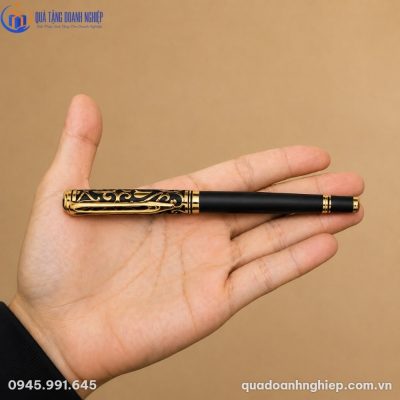 Cận cảnh bút ký BK-13 nằm gọn trong lòng bàn tay thể hiện kích thước cân đối và lớp sơn mờ mịn màng