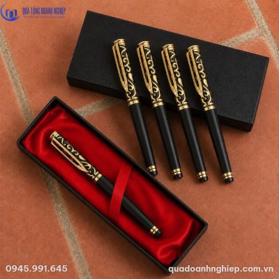 Bộ sản phẩm bút ký BK-13 đi kèm hộp giấy đen lót nhung đỏ sang trọng xếp gọn gàng