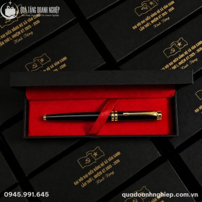 Bút ký BK-14 đặt trong hộp lót lụa đỏ xếp chồng lên các hộp quà tặng in chữ vàng Đại hội Đảng bộ