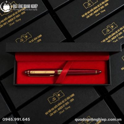 Chi tiết thân bút màu đỏ ruby bóng bẩy phối cùng các đường mạ vàng gold tinh xảo