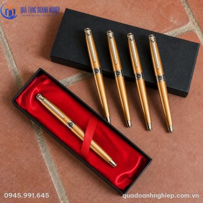 Bộ sản phẩm bút ký BK-08 đặt cạnh hộp lót nhung đỏ và hộp giấy đen mờ cứng cáp