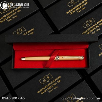 Hàng loạt hộp bút ký BK-08 được khắc logo đại hội màu vàng kim sang trọng trên nắp hộp đen