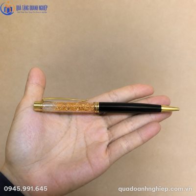 Kích thước thực tế của bút ký lá vàng BK-09 vừa vặn trong lòng bàn tay người sử dụng
