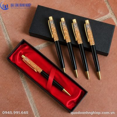 Bộ sản phẩm bút ký BK-09 đi kèm hộp giấy mỹ thuật lót nhung đỏ nổi bật