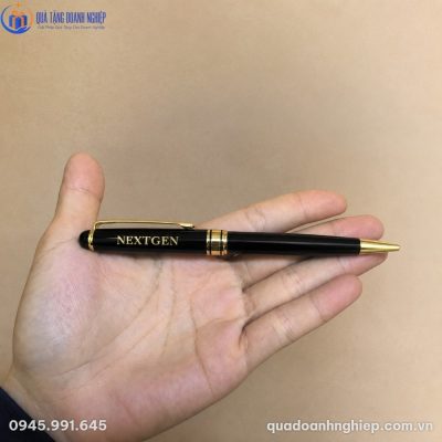Cận cảnh chiếc bút ký kim loại BK-04 thon gọn nằm vừa vặn và đầm tay trong lòng bàn tay người dùng