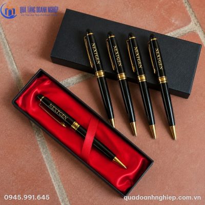 Bộ sưu tập bút ký BK-04 khắc tên Nextgen đặt cạnh hộp đựng lót lụa đỏ sang trọng trên nền gạch nung cổ điển