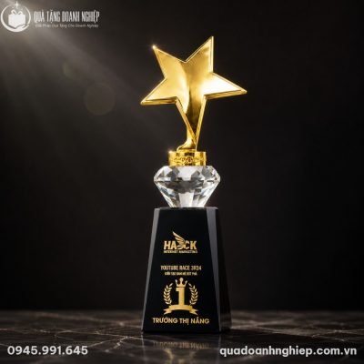 Cận cảnh ngôi sao kim loại mạ vàng kết hợp viên pha lê hình kim cương lấp lánh dưới ánh đèn