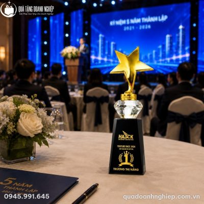 Cúp vinh danh KNC-03 được đặt trang trọng trên bàn tiệc trong không gian sự kiện kỷ niệm thành lập công ty