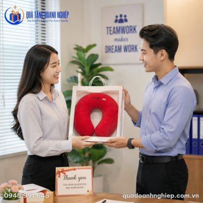 Gối Chữ U Màu Đỏ In Logo Quà Tặng Doanh Nghiệp