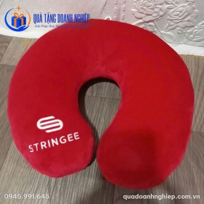 Gối chữ U thêu logo vải velboa ruột bông màu đỏ Quà tặng Doanh Nghiệp
