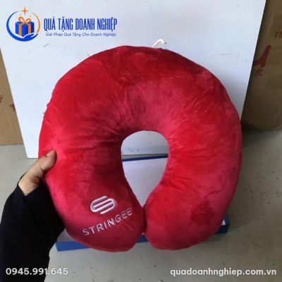 Gối chữ U thêu logo vải velboa ruột bông màu đỏ Quà tặng Doanh Nghiệp