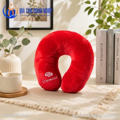 Gối chữ U thêu logo vải velboa ruột bông màu đỏ Quà tặng Doanh Nghiệp