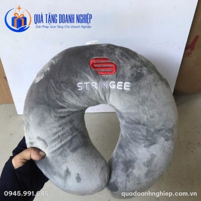 Gối chữ U thêu logo vải Velboa ruột bông màu xám Quà Tặng Doanh Nghiệp