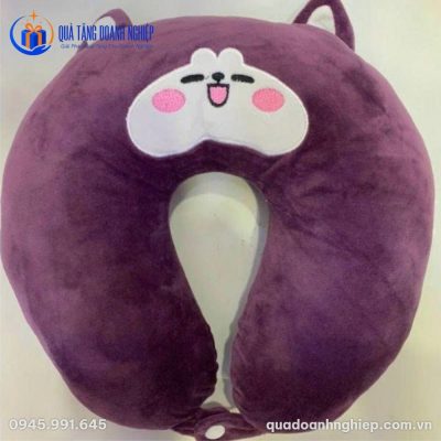 Cận cảnh chất liệu vải nhung Velboa mềm mại và đường thêu logo sắc nét trên mặt gối