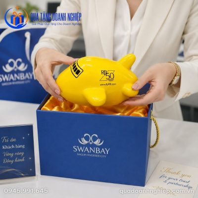 Heo Đất Dáng Máy Bay Màu Vàng In Quà Tặng Doanh Nghiệp