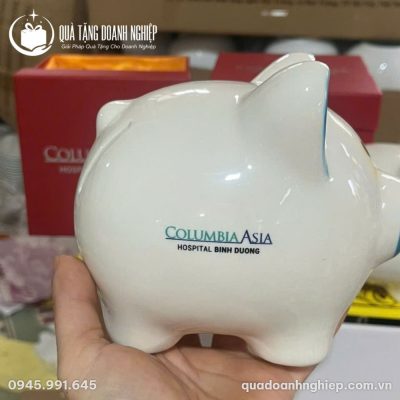 Heo Đất Gốm Sứ In Logo Columbia Asia Quà Tặng Doanh Nghiệp