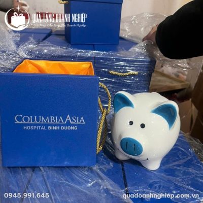 Heo Đất Gốm Sứ In Logo Columbia Asia Quà Tặng Doanh Nghiệp