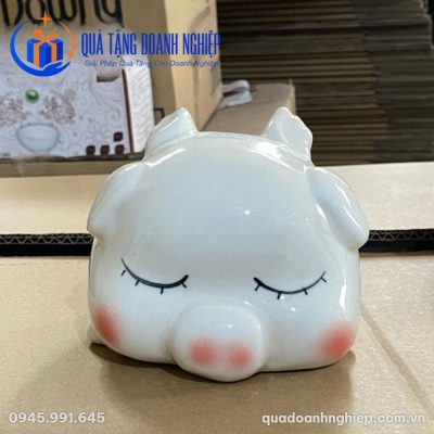 Heo Đất Tiết Kiệm Sứ Trắng Vẽ Mặt Ngủ Quà Tặng Doanh Nghiệp In Logo