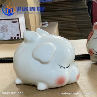 Heo Đất Tiết Kiệm Sứ Trắng Vẽ Mặt Ngủ Quà Tặng Doanh Nghiệp In Logo