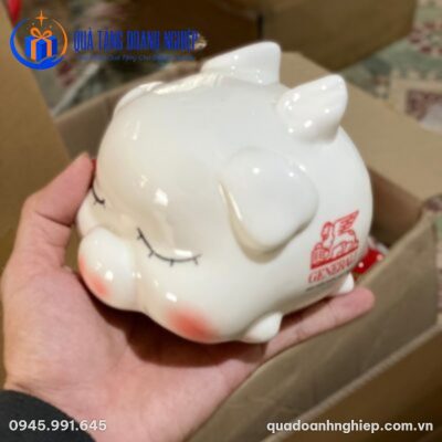 Heo Đất Tiết Kiệm Sứ Trắng Vẽ Mặt Ngủ Quà Tặng Doanh Nghiệp In Logo