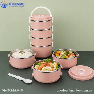 Cấu trúc bốn tầng tháo rời linh hoạt với lòng trong bằng inox 304 sáng bóng và muỗng đi kèm