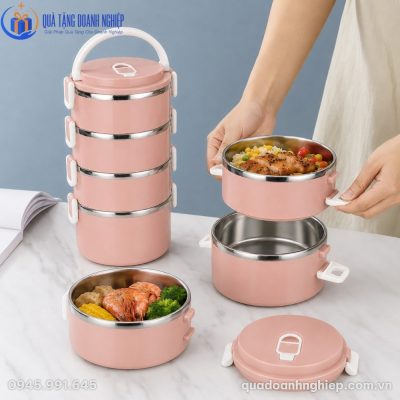 Thao tác lắp ráp các tầng hộp cơm dễ dàng nhờ quai gài hai bên chắc chắn