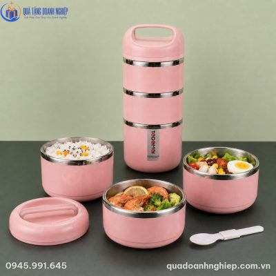 Thiết kế tháo rời thông minh với ba khay inox độc lập giúp chuẩn bị bữa ăn đa dạng từ cơm, salad đến món mặn nóng hổi