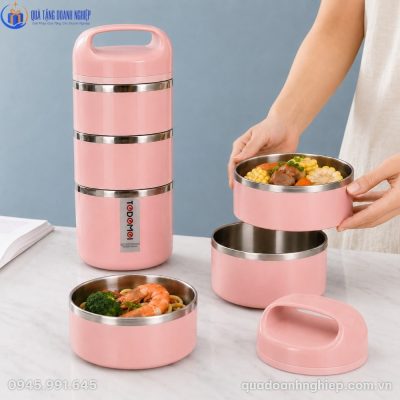 Thao tác nhấc khay chứa thức ăn dễ dàng giúp người dùng linh hoạt sắp xếp và thưởng thức bữa trưa nóng sốt ngay tại bàn làm việc