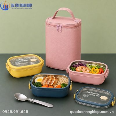 Ba hộp cơm riêng biệt với màu sắc vàng, xanh dương, hồng pastel và muỗng inox gấp gọn tiện lợi