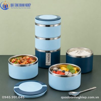 Các khay inox tháo rời chứa đa dạng thực phẩm như cơm trắng, món xào và hoa quả tươi