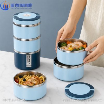 Nhân viên văn phòng dễ dàng xếp gọn các tầng hộp cơm inox chứa đầy đủ dưỡng chất cho bữa trưa