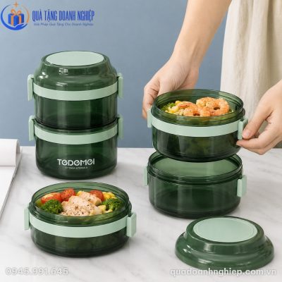 Thao tác lắp ráp các tầng của hộp cơm HC-04 một cách dễ dàng và nhanh chóng