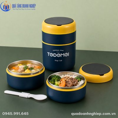 Cận cảnh ba tầng tách biệt của hộp cơm HC-05 chứa súp rau củ, cơm trắng và thịt kho
