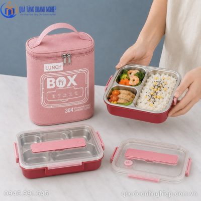 Thao tác mở nắp hộp cơm dễ dàng với các chốt khóa chắc chắn bên hông bảo vệ thức ăn an toàn