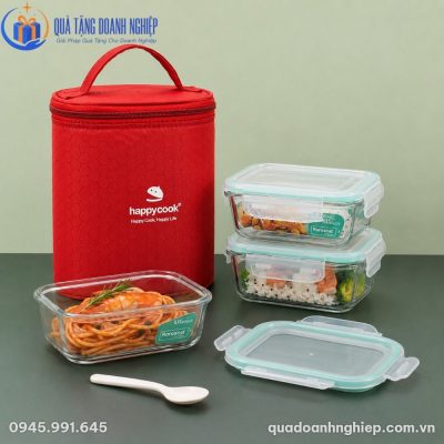 Hộp thủy tinh Happy Cook bày biện trên bàn ăn với các món ăn hấp dẫn như mì Ý sốt tôm và cơm rau dinh dưỡng