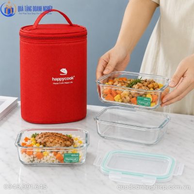 Thao tác mở nắp hộp cơm thủy tinh chứa thịt gà áp chảo thơm ngon trong không gian bếp hiện đại