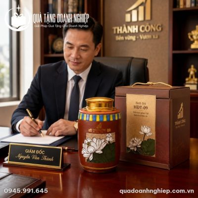 Hũ Đựng Trà Gốm Sứ Khắc Nổi Hoa Sen In Logo Quà Tặng Doanh Nghiệp