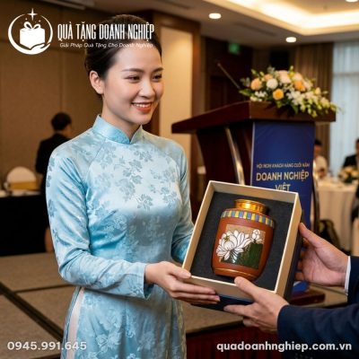 Hũ Đựng Trà Gốm Sứ Khắc Nổi Hoa Sen In Logo Quà Tặng Doanh Nghiệp