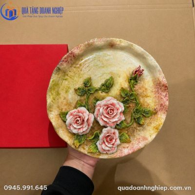 Cận cảnh bông hoa hồng đắp nổi 3D thủ công sắc nét trên nền men rạn cổ điển