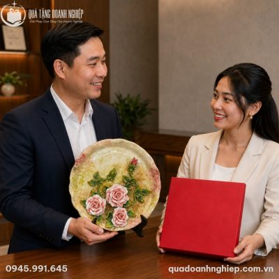 Cặp nhân sự văn phòng trao tặng đĩa biểu trưng hoa hồng DBT-02 đi kèm hộp quà đỏ cao cấp