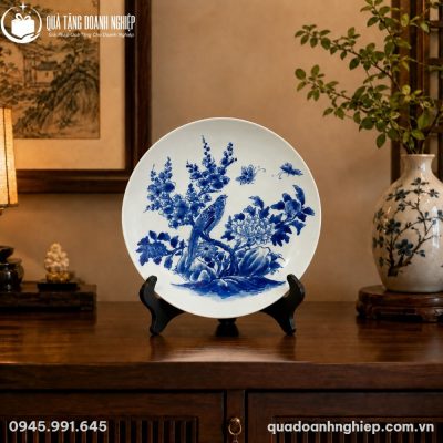 Đĩa biểu trưng sứ men lam trưng bày sang trọng trên tủ gỗ phòng khách mang phong cách Á Đông
