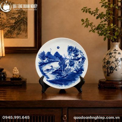 Góc trưng bày đĩa biểu trưng sứ Bát Tràng trên tủ gỗ trang trí văn phòng cổ điển