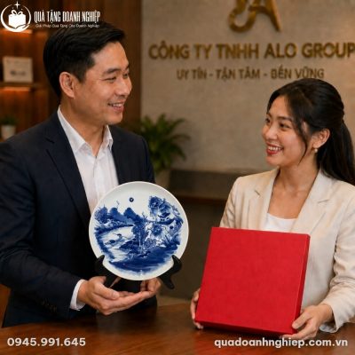 Đại diện doanh nghiệp trao tặng đĩa biểu trưng Bát Tràng BDT-13 cho đối tác trong buổi gặp mặt