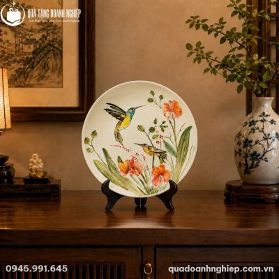 Cận cảnh đĩa sứ biểu trưng BDT-17 với họa tiết chim hoa vẽ tay sắc sảo trên nền men kem Bát Tràng