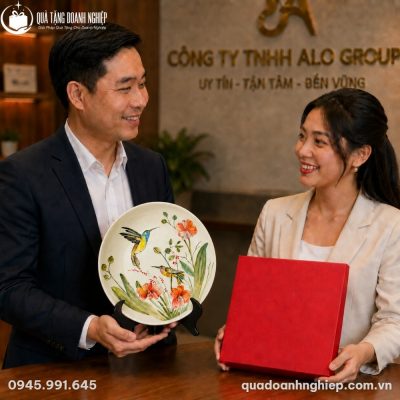 Đại diện doanh nghiệp trao tặng đĩa biểu trưng sứ Bát Tràng kèm hộp quà tặng đỏ sang trọng cho đối tác