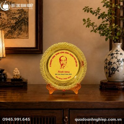 Cận cảnh chiếc đĩa biểu trưng mạ vàng đặt trang trọng trên tủ gỗ trưng bày phòng khách phong cách truyền thống